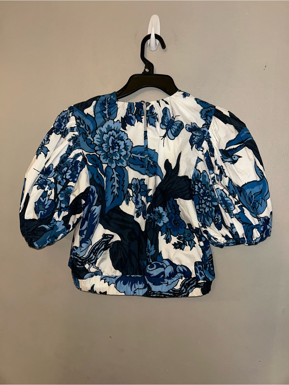 Figue Shirt - blue/white floral “Olive Printed Puff-Sleeve Top” - Picture 6 of 10